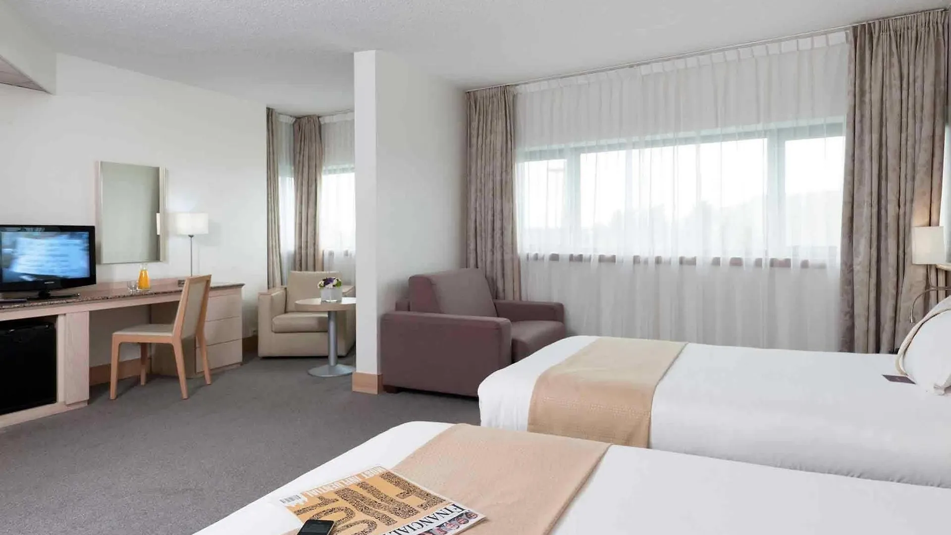 Hotel Mercure 19 Philharmonie La 4*